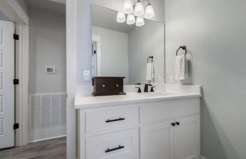 The Fox Den 4BR/3BA- Near HWY 12 Bridge-Lakefront - Foto 21