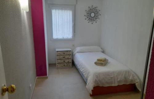 A 50 metros del mar y en 2 paradas de bus estas en el centro de Alicante - Foto 21