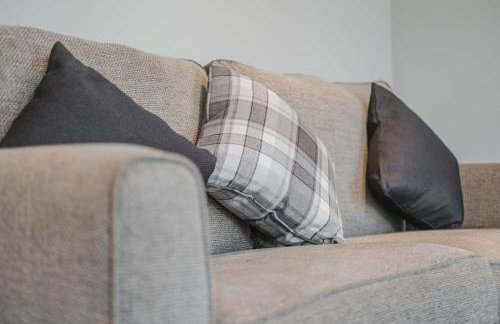 Charming House with Free Parking - Photo 7