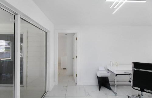 Chic & modern canal-front retreat with private pool - Azure Tides - Photo 25