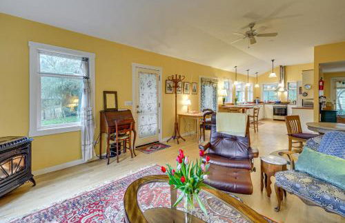 Walk to Irondale Beach Park! Family Haven with Yard - Foto 6