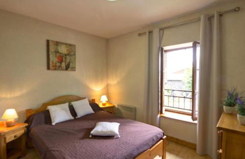 Gîte accueillant pour 7 pers avec cheminée et terrasse - FR-1-496-225 - Foto 2