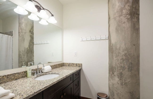 Sosuite 2BR Penthouse w W D Gym On-site Bar - Photo 23