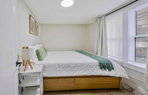 Charming & Bright Gem Prime Location Street Parking with AC - Foto 19