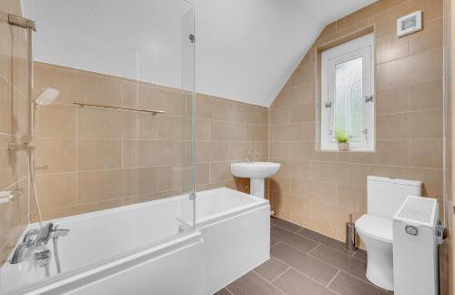 3 Bedrooms Homely House in Motherwell Sleeps 8 comfortably with 6 double beds Near Glasgow Edinburgh Free Private Parking Business Travellers Contractors Holiday Goers Near all Major transport links - Foto 14