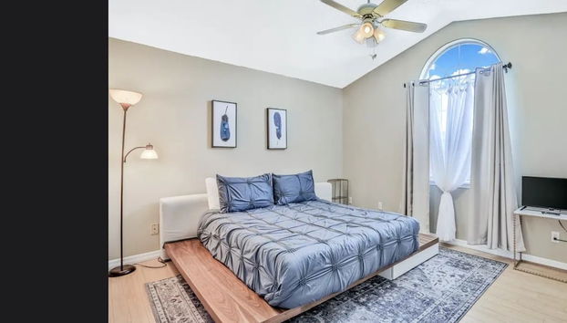 Peaceful Waterfront Pool Home 3 Bedroom Home by RedAwning - Foto 2, Habitación