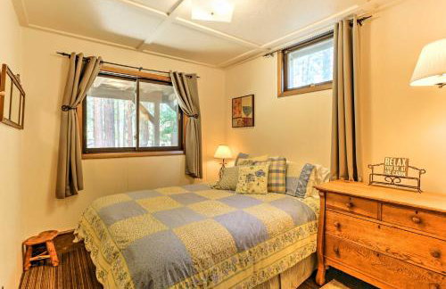 Riverside Winthrop Chalet with Hot Tub and 2 Decks! - Foto 15