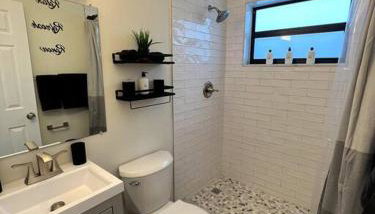 Modern Tropical Oasis with Arcade, HotTub & MiniGolf - Foto 4, towels, Shower, heating