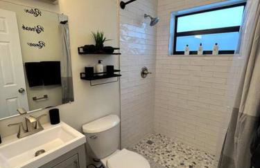 Modern Tropical Oasis with Arcade, HotTub & MiniGolf - Foto 4