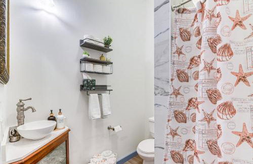 Walk to The Strand Historic Family Base with Yard! - Foto 20