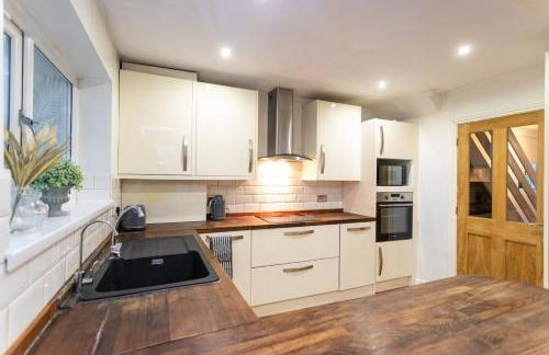 Elegant 5-Bed Home, Families & Friends, Sleeps 6, Parking, Free Wi-Fi - Foto 15