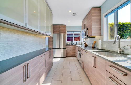 Modern Pool house with hot tub and relaxing backyard - Foto 39