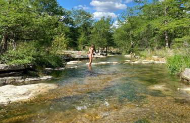 Efficiency-Style Cabin with Spa Lovely for a Couples Escape in Hunt, Texas - Foto 2
