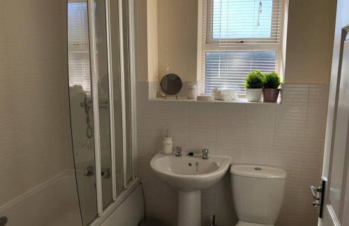 Stylish 3-Bedroom Home with Parking - Foto 28