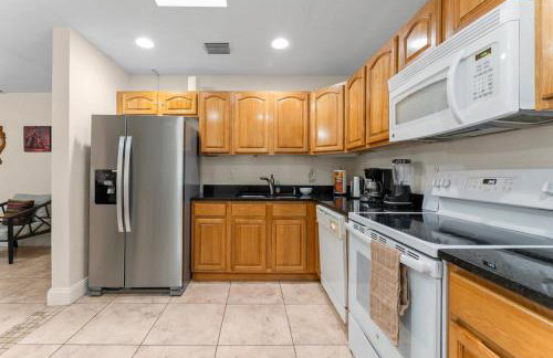 Spacious 5BR Home with Pool, Near Downtown & Beach - Foto 33