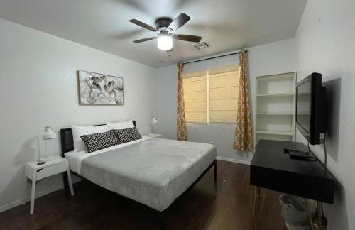 Gorgeous Abode 3 Bedrooms Hide-out in Mesa - Photo 57