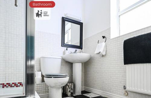 4 Bedroom Family House with 5 Beds, Parking and Fast WiFi - Foto 8