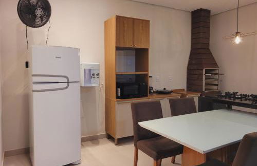 Casa funcional - 02 quartos, 02 camas de casal, 01 cama de solteiro, cozinha gourmet e garagem para carro pequeno - Foto 5