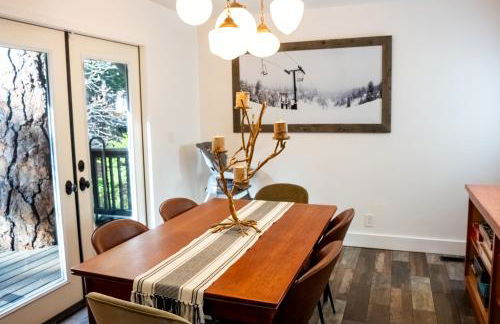 The Mighty Pines Retreat + Large Patio + BBQ+View! - Foto 13