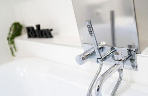 Serviced Apartment Near Glasgow Airport and Hospital with Free Parking Long Stays Available - Foto 24