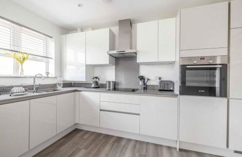 STYLISH HOME - VIRGINIA WATER LAKE & FREE PARKING - By Tempstay - Foto 2