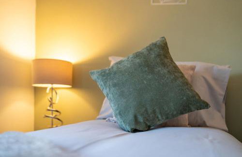 Cosy 3-Bed House With Parking, 5 Mins to QE & Uni - Photo 59