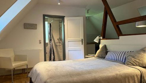 Dachgeschosswohnung Warft Simmerdeis in Reetdachhaus mit parkähnlichem Garten - Foto 4