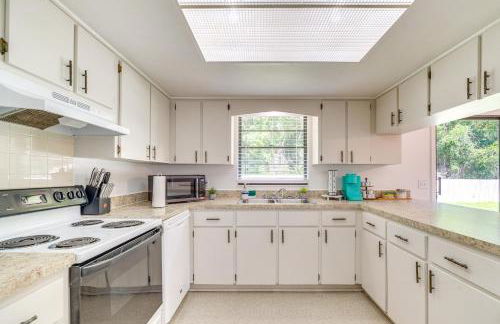 2 Mi to State Parks! Crystal River Home with Yard - Foto 10