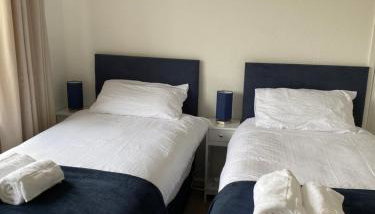 Spacious 2 Bed Village Flat sleeps 4/6 - Foto 2