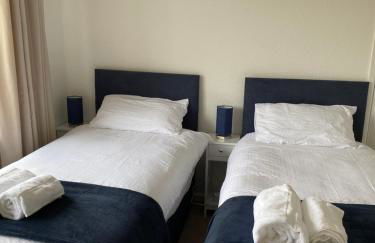 Spacious 2 Bed Village Flat sleeps 4/6 - Photo 2