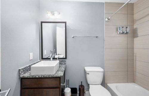 Chic 1BR Stay with King Bed and Free Park - Foto 10