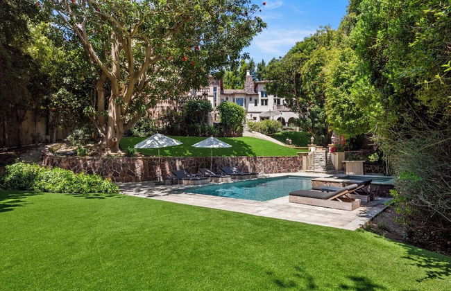 Carolwood - Modern Tuscan Villa With Rolling Lawns and Loggia in Holmby Hills - Photo 30