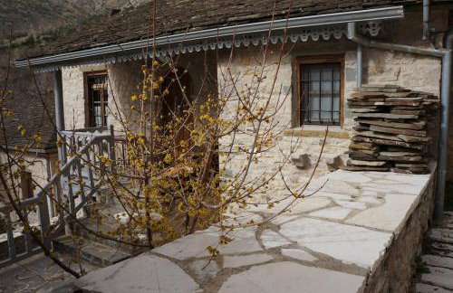 The Mountain House -mountain getaway - Photo 19