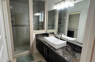 Luxe 3BR & 2BA Condo Near Airport & Shopping Mall - Foto 8