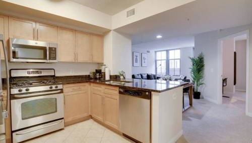 Upscale Comfort Next to Metro and Dining - Foto 3