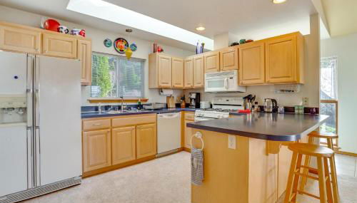 Walk to Lake Padden Bellingham Home with Deck - Foto 3