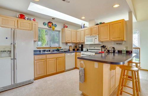 Walk to Lake Padden Bellingham Home with Deck - Foto 3