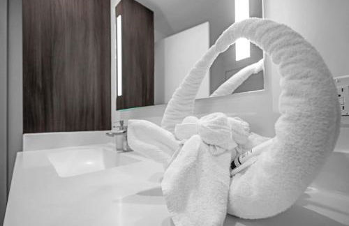 Sleek Doral Retreat 1 Bed Oasis With Free Parking - Foto 27