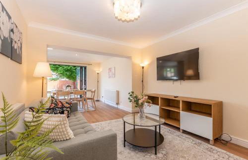 Pass the Keys Stunning Spacious Chessington Gem with Parking - Photo 6