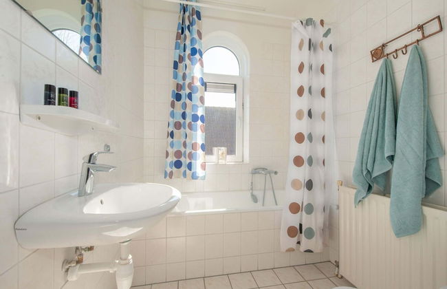 Restyled Villa With Dishwasher, Near the Beach - Photo 6