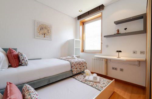Modern Flat with Workspace in Foz by HostWise - Foto 5