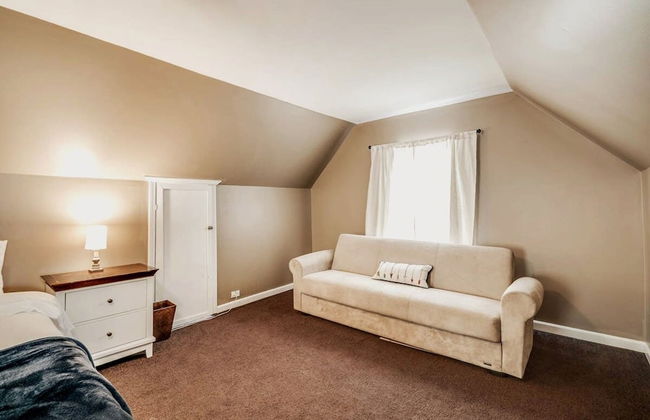 Shiny and Comfortable Oakland House 3 car Driveway - Photo 17