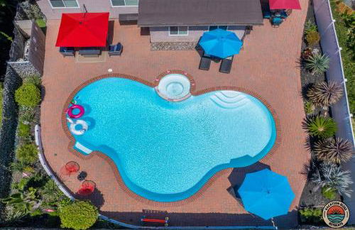 The Splash Society-Pool, Spa, Games, and Vibes - Photo 4