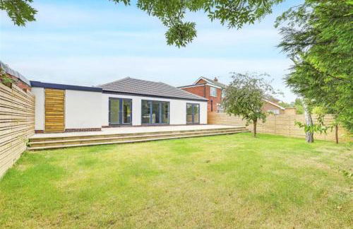 Brand New 4 Bed Deluxe Modern Villa - Sleeps 9 - Private Parking & Garden - Foto 10