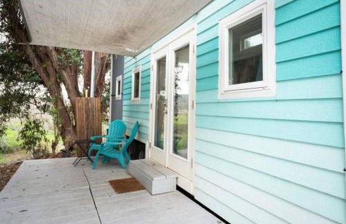 Lofted Bedroom Teal Tiny Home with Creek Views - Foto 6