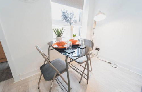 Top Floor 1BR Wishaw Flat with Parking - Foto 14