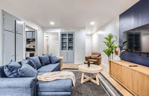 Your Airy King Suite Getaway - Sleeps 4 - Pool, Prkg - Photo 11