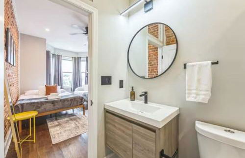 Lovely 2BR w Patio - 10 mins to DT - Sleeps 10 - Foto 22