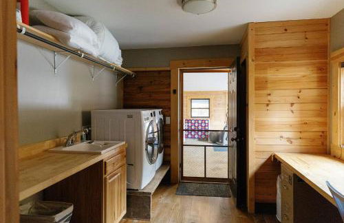 Arch Fun Cabin - Modern Cabin with Hot Tub, Games & Views - Foto 66