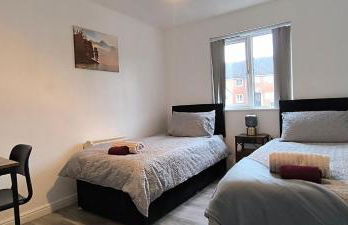 4 beds spacious Apartment, with Parking & WIFI, CHAFFORD HUNDRED, near station & shopping, long stays! - Foto 1